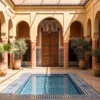 Patio de riad marocain avec piscine et mosaïques, ombre en plein midi — Marrakech en été